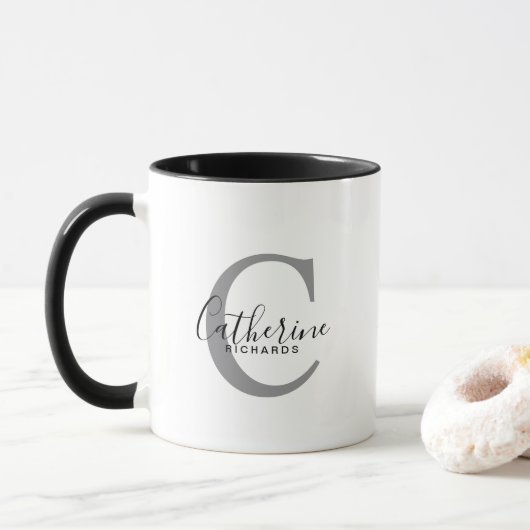 Moderne gepersonaliseerde grijs monogram Mok (Met donut)