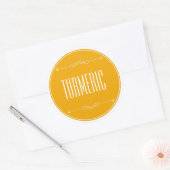 Moderne gepersonaliseerde kurkuma geel witte tekst ronde sticker (Envelop)