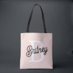 Moderne gepersonaliseerde monogram en naam pastelr tote bag<br><div class="desc">Introductie van onze moderne gepersonaliseerde monogram- en naam roze tote bag, een stijlvolle en functionele accessoire voor dagelijks gebruik of als een doordachte gift. Deze tote bag heeft een eigentijds ontwerp in zachte pastelroze kleur, gepersonaliseerd met uw monogram en naam voor een persoonlijke touch. Perfect voor het dragen van essentiële...</div>