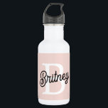 Moderne gepersonaliseerde monogram en naam pastelr waterfles<br><div class="desc">Introductie van onze moderne gepersonaliseerde monogram- en naamwaterfles in zacht roze, een stijlvolle en praktische accessoire om onderweg gehydrateerd te blijven. Deze waterfles heeft een modern ontwerp in zacht pasteltint roze, gepersonaliseerd met uw monogram en naam voor een persoonlijke touch. Perfect voor sportschoolworkouts, buitenactiviteiten of dagelijks gebruik, het combineert functionaliteit...</div>