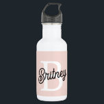 Moderne gepersonaliseerde monogram en naam pastelr waterfles<br><div class="desc">Introductie van onze moderne gepersonaliseerde monogram- en naamwaterfles in zacht roze, een stijlvolle en praktische accessoire om onderweg gehydrateerd te blijven. Deze waterfles heeft een modern ontwerp in zacht pasteltint roze, gepersonaliseerd met uw monogram en naam voor een persoonlijke touch. Perfect voor sportschoolworkouts, buitenactiviteiten of dagelijks gebruik, het combineert functionaliteit...</div>