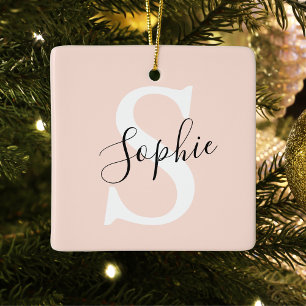 Moderne gepersonaliseerde naam monogram pastelroze keramisch ornament