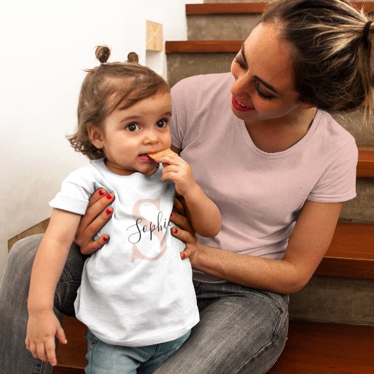 Moderne gepersonaliseerde naam monogram pastelroze kinder shirts