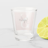 Moderne gepersonaliseerde naam monogram pastelroze shot glas (Achterkant)