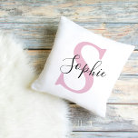 Moderne gepersonaliseerde naam Monogram roze Buitenkussen<br><div class="desc">Moderne gepersonaliseerde naam Monogram roze</div>