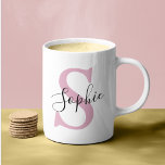 Moderne gepersonaliseerde naam Monogram roze Koffiemok<br><div class="desc">Moderne gepersonaliseerde naam Monogram roze</div>