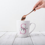 Moderne gepersonaliseerde naam Monogram roze Latte Mok<br><div class="desc">Moderne gepersonaliseerde naam Monogram roze</div>
