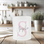 Moderne gepersonaliseerde naam Monogram roze Matglas Koffiemok<br><div class="desc">Moderne gepersonaliseerde naam Monogram roze</div>