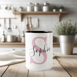 Moderne gepersonaliseerde naam Monogram roze Tweekleurige Koffiemok<br><div class="desc">Moderne gepersonaliseerde naam Monogram roze</div>