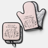 Moderne gepersonaliseerde naam roze kleur zwarte t ovenwant & pannenlap set (Voorkant / Achterkant)