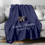 Moderne gepersonaliseerde Pas getrouwd Keepomwille Fleece Deken<br><div class="desc">Modern Chic Navy Blue Gepersonaliseerde Passen getrouwd Keepsake Monogram Fleece Deken. Gepersonaliseerde marine blauw en goud monogram fleece deken. Stijlvol klassiek script voor het initiaal, de namen van de bruid en bruidegom, en de trouwdatum op een eenvoudige elegante marineblauwe achtergrond. Perfect huwelijksgeschenk voor nieuwe huwelijken, een gekoesterde herinnering aan hun...</div>