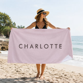 Moderne gepersonaliseerde roze strandhanddoek met strandlaken