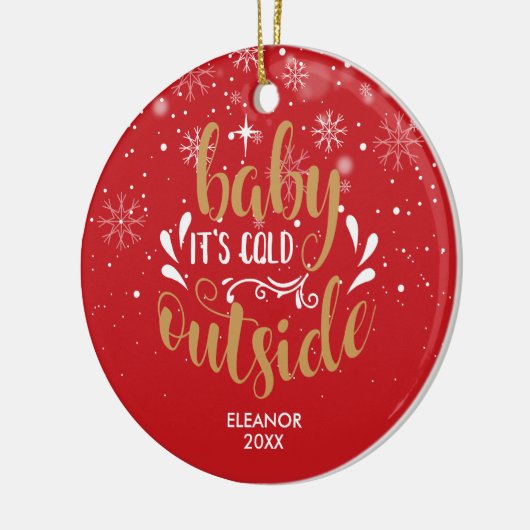Moderne gepersonaliseerde script Baby het is koud Keramisch Ornament (Links)