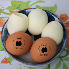 Moderne gepersonaliseerde verse eieren met datum z rubberstempel