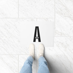 Moderne gepersonaliseerde vette monogram en naam deurmat