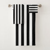 Moderne gepersonaliseerde zwart-wit gestreepte bad handdoek (Insitu)