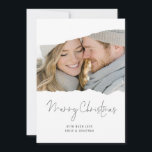 Moderne gescheurde foto 2026 Kalender Vrolijk Kers Feestdagenkaart<br><div class="desc">Modern Torn Photo effect 2026 Kalender op de achterkant Vrolijk Kerstfeest. Vier het seizoen in stijl met deze moderne kerstkaart met uw eigen afbeelding in een gescheurde papieren effectvorm. Dit minimalistische vakantiekaartontwerp plaatst uw foto voor en in het midden, met veel witte ruimte voor een frisse, eigentijdse look. Vervang eenvoudig...</div>