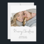 Moderne gescheurde foto 2026 Kalender Vrolijk Kers Feestdagenkaart<br><div class="desc">Modern Torn Photo effect 2026 Kalender op de achterkant Vrolijk Kerstfeest. Vier het seizoen in stijl met deze moderne kerstkaart met uw eigen afbeelding in een gescheurde papieren effectvorm. Dit minimalistische vakantiekaartontwerp plaatst uw foto voor en in het midden, met veel witte ruimte voor een frisse, eigentijdse look. Vervang eenvoudig...</div>