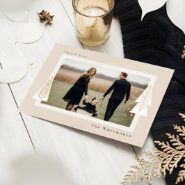 Moderne gestreepte groenblijvende kerstboom foto feestdagenkaart