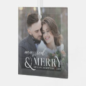 Moderne getrouwde en vrolijke Passen getrouwd Foto Glas Ornament (Voorkant links)