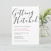 Moderne 'Getting Hitched' Typografie Bruiloft Kaart (Staand voorkant)