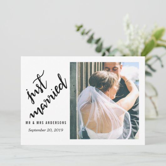 Moderne gewoon gehuwde handgeschreven bruiloft fot aankondiging (Staand voorkant)