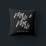 Moderne gewoonte Mevrouw en Mevrouw lesbisch paar Kussen<br><div class="desc">Mevrouw en Mevrouw kussens,  aanpasbaar met je eigen naam en je favoriete kleuren.</div>