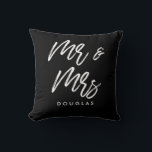 Moderne gewoonte Mijnheer en Mevrouw Kussen<br><div class="desc">Meneer en Mevrouw koppel kussens,  aanpasbaar met je eigen naam en je favoriete kleuren.</div>