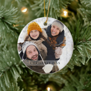 Moderne gezinsfoto met sneeuwvlokken voor de feest keramisch ornament