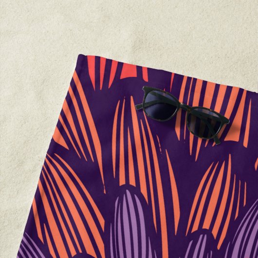 Moderne Girly Coral Paarse Bloem Illustratie Strandlaken (In situ)