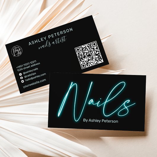 Moderne glazen blauwe neonnagels script logo qr co visitekaartje