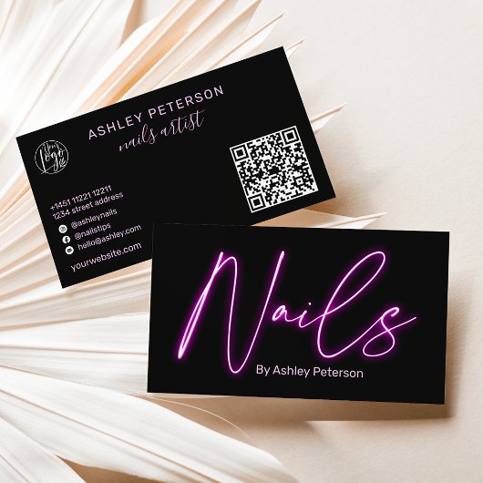 Moderne glazen paarse neonnagels, script logo qr c visitekaartje