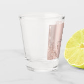 Moderne Glitter Drips Roze Gouden Monogram Shot Glas (Links)