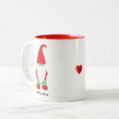 Moderne gnoom gekleed in groen en rood tweekleurige koffiemok (Voorkant links)