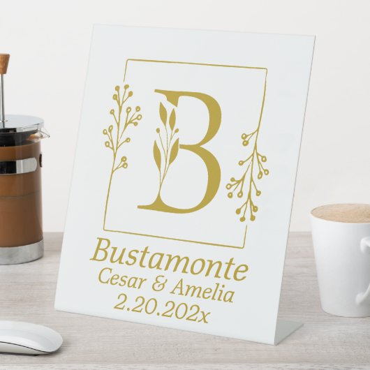 Moderne Gold Botanical Letter B Reclamebord Met Voetstuk (Insitu)