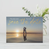 Moderne Gold Foil Script QR-code Save the Date Kaart (Staand voorkant)