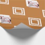 Moderne Gold Geometric Photo Print Kerstmis Cadeaupapier<br><div class="desc">Elegante en minimale witte geometrische afdruk met foto's vormen een prachtig gouden,  gele vakantiepapier. Uitzicht dit collectie voor kerstmis voor het coördineren van seizoensgebonden producten en extra feestkleuren.</div>