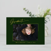 Moderne Gold Ink Script Emerald Photo Afstudeerder Folie Uitnodiging (Staand Voorkant)