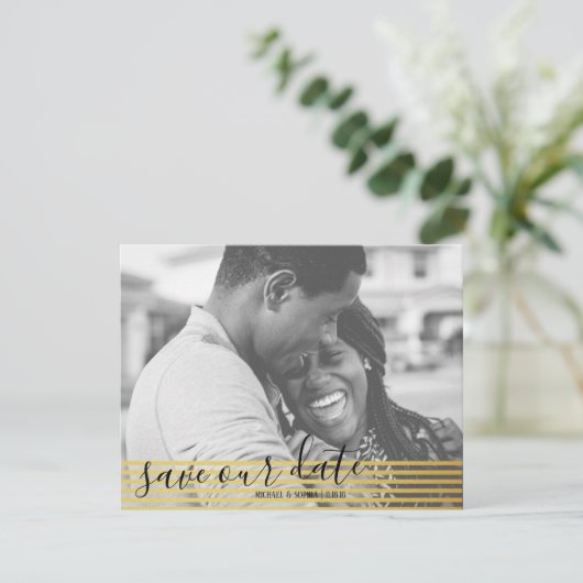 Moderne Gold Save Our Date Script Photo Card Save The Date (Staand voorkant)
