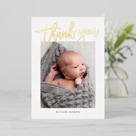 Moderne Gold Script Foto Baby Hartelijk dank Folie Uitnodiging (Staand Voorkant)