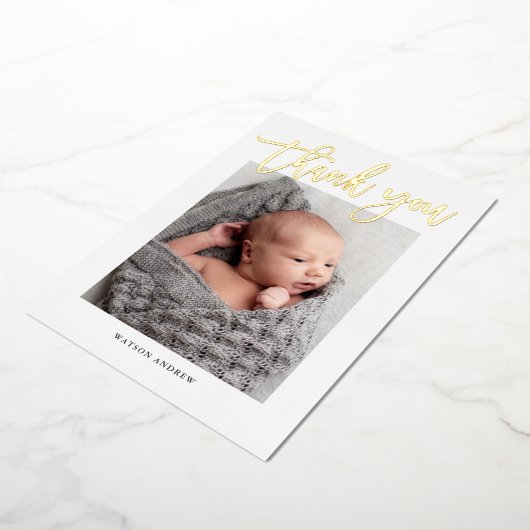 Moderne Gold Script Foto Baby Hartelijk dank Folie Uitnodiging (Gedraaid)