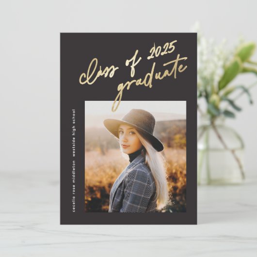 Moderne Gold Script Klasse van 2024 Foto Afstudere Kaart (Staand voorkant)