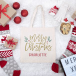 Moderne Gold Script Merry kerstnaam Tote Bag<br><div class="desc">Stijlvol kerstrecept biedt feestelijke groene takken van heilige bladeren en rode bessen die het moderne antiek gouden script uitdragen. De tekst van het douanemonogram kan een naam of een andere tekst worden gepersonaliseerd.</div>