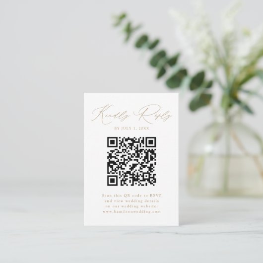Moderne Gold Script QR-code RSVP Informatiekaartje (Staand voorkant)