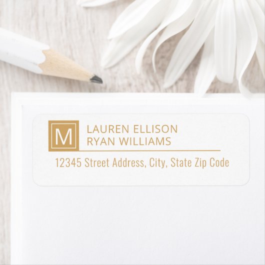 Moderne Gold Typography Monogram Custom Address Etiket (Insitu)