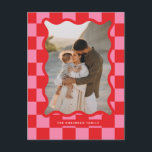 Moderne golvende rand check minimale kerstfoto feestdagenkaart<br><div class="desc">Modern minimalistisch grafisch controlepatroon rood en roze golvende rand foto kerstvakantie briefkaart. Vet op trend design. Onderdeel van een vakantie collectie.</div>