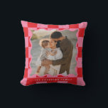 Moderne golvende rand check minimale kerstfoto kussen<br><div class="desc">Moderne minimale grafische check patroon rood en roze golvende rand foto kerstvakantie huis decor. Vet op trend design. Onderdeel van een vakantie collectie.</div>