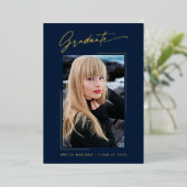Moderne goud inkt script diepblauwe afstudeerfoto folie uitnodiging (Staand Voorkant)