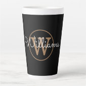 Moderne goud monogram script zwart latte mok (Voorkant)