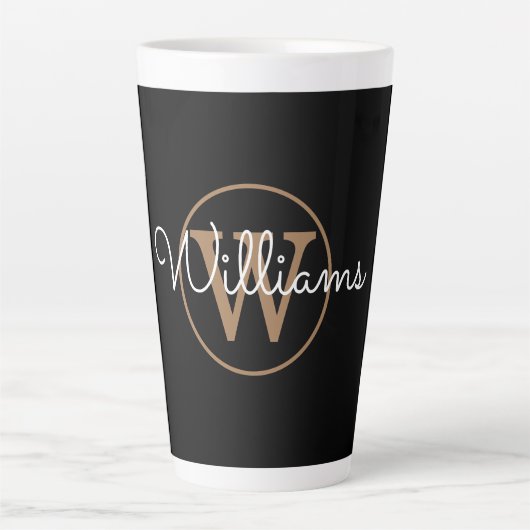 Moderne goud monogram script zwart latte mok (Voorkant)